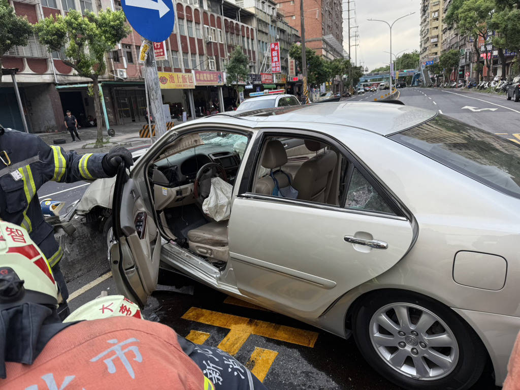 新北一校门口汽车撞3人死亡 78岁司机疑似醉驾
