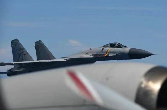 中日军机西太上空交锋：歼15 两小时反向伴飞，一记横切逼退日机