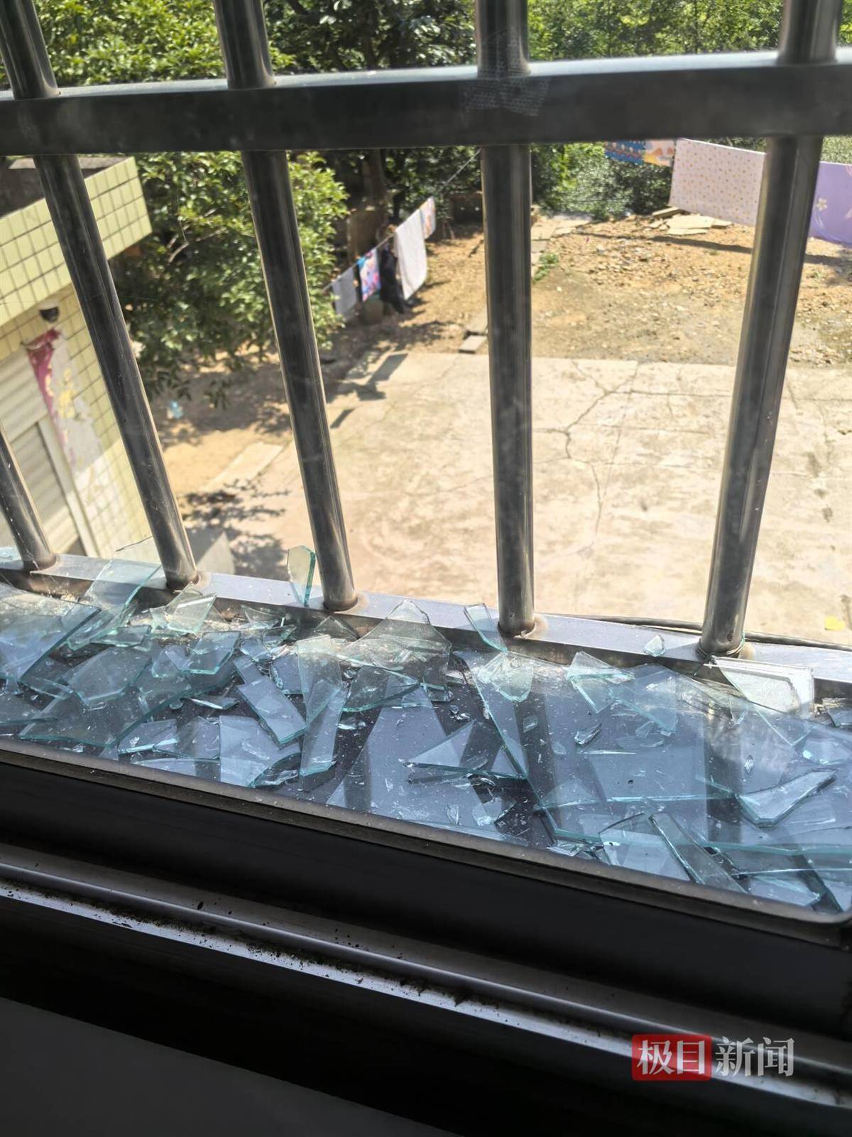 常德烟花爆炸现场附近多栋民房不同程度受损，居民称家里10多个窗户被震坏