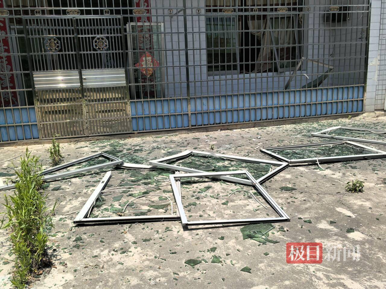 常德烟花爆炸现场附近多栋民房不同程度受损，居民称家里10多个窗户被震坏