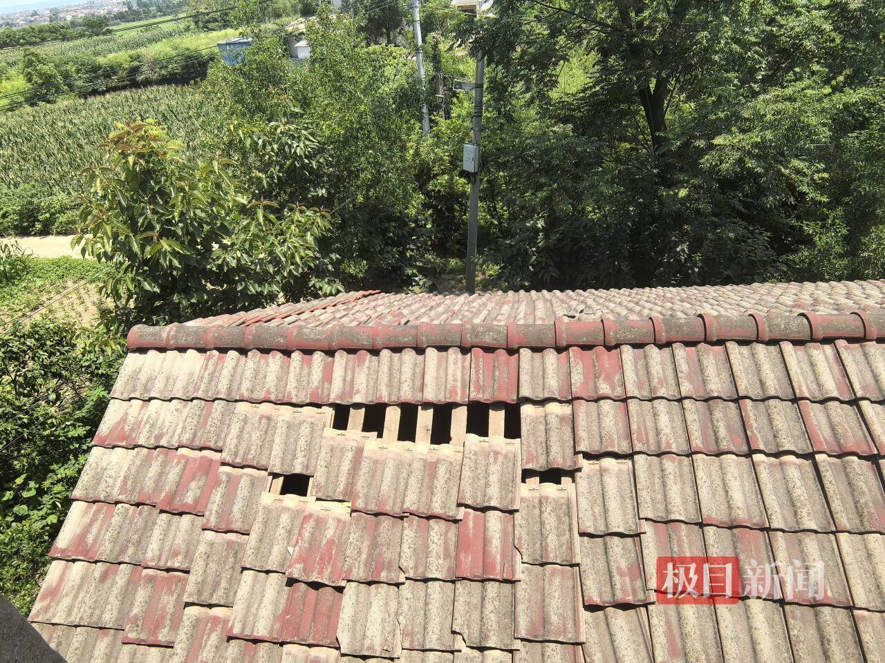 常德烟花爆炸现场附近多栋民房不同程度受损，居民称家里10多个窗户被震坏