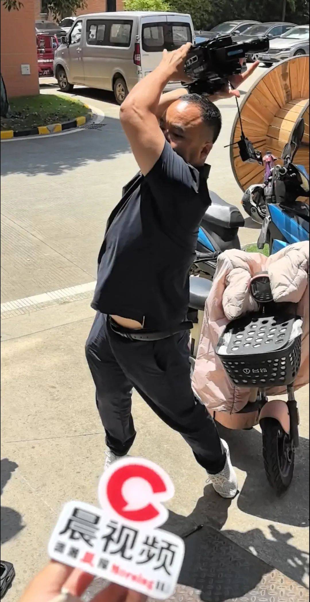 长沙一消费者称买到不达标电缆，公司负责人推搡记者砸坏摄像机，律师：刑事立案概率高