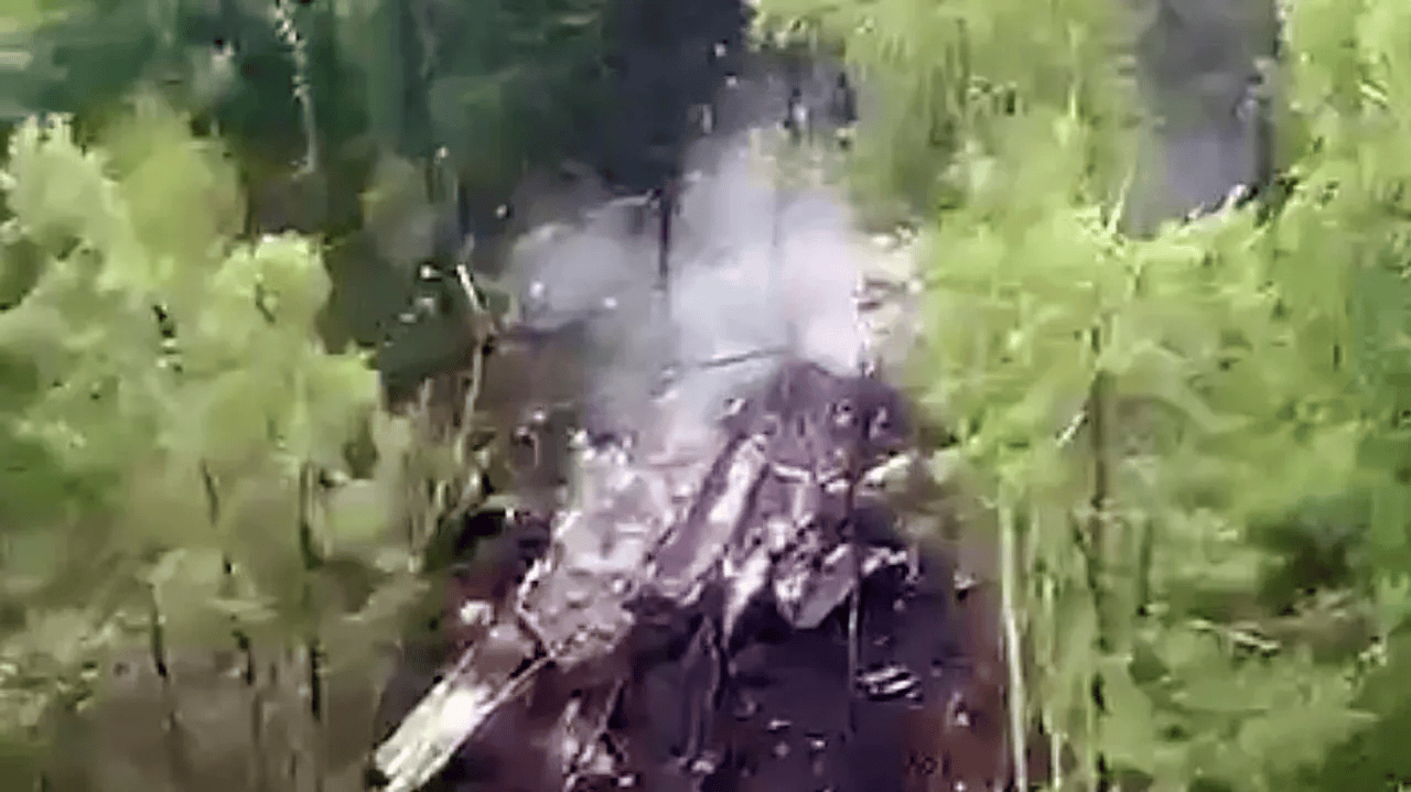 俄客机准备降落时坠毁,49人全遇难,目击者拍到坠毁前飞行画面