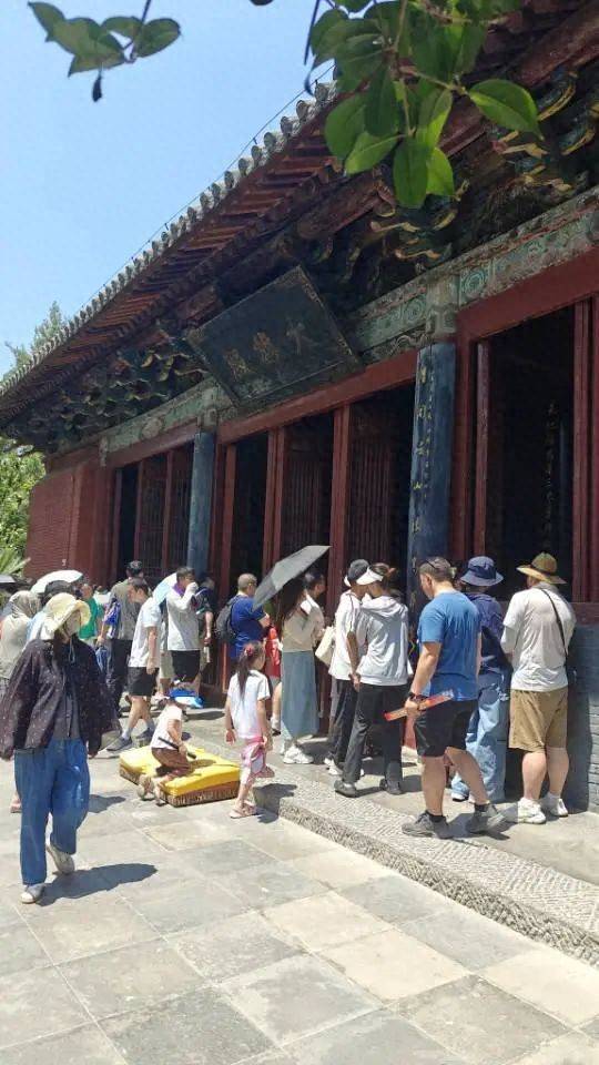 实探印乐任20年方丈的白马寺：基本无商业元素，每天免费供应60余桶水，游客在茶舍大排长龙