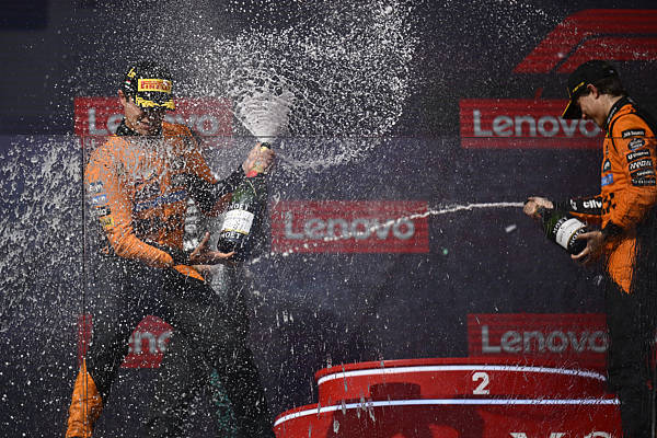 勒克莱尔被“幻影进站”欺骗痛失领奖台,迈凯伦车队成为F1上半赛季大赢家