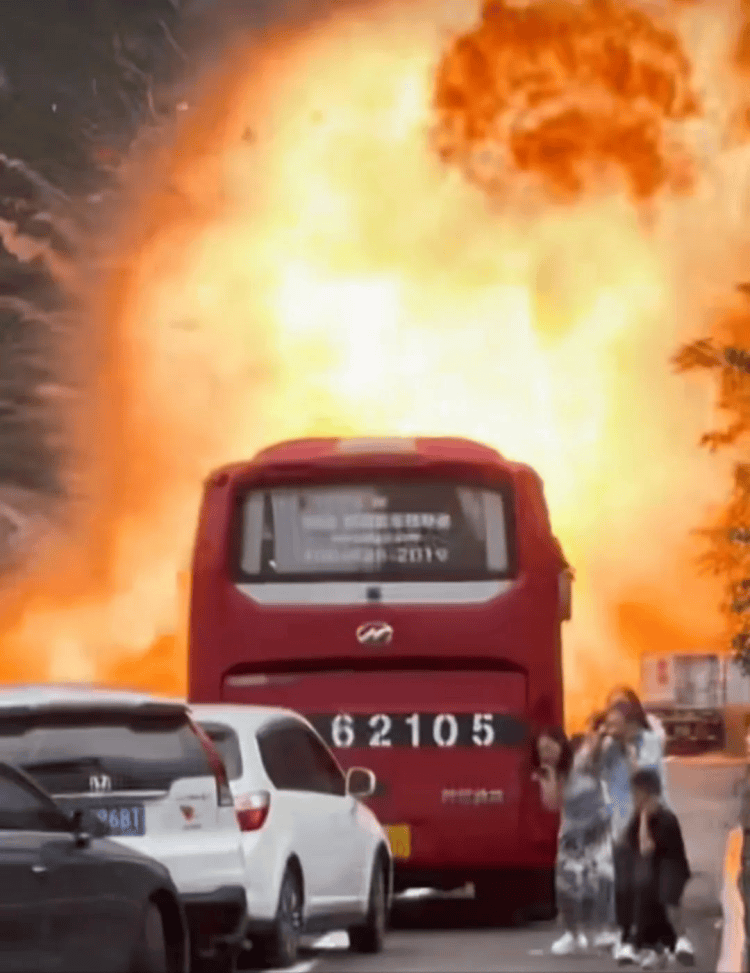 山西临汾一高速隧道口气罐车突发爆炸，无人员伤亡