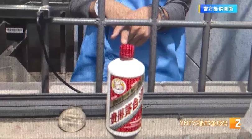 凌晨怪事！男子提着茅台袋子在车库，翻垃圾桶竟为了.....