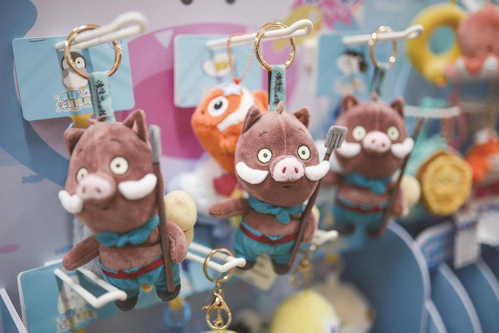 小挂件，大生意！ 街头这些“行走表情包”正在破圈