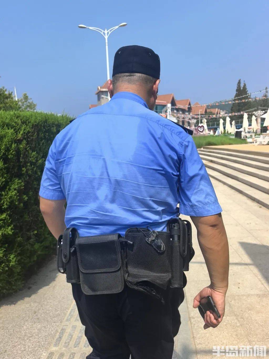 70岁老人来青岛一浴游泳,上岸发现衣服和手机都不见了,民警找了两个多小时……