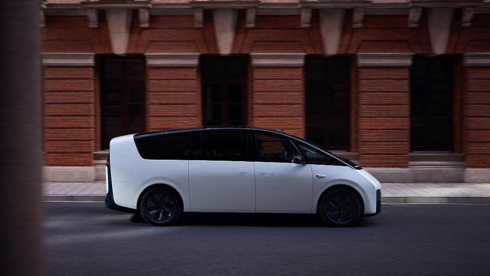 李想落泪感谢王兴,透露家里老婆管钱