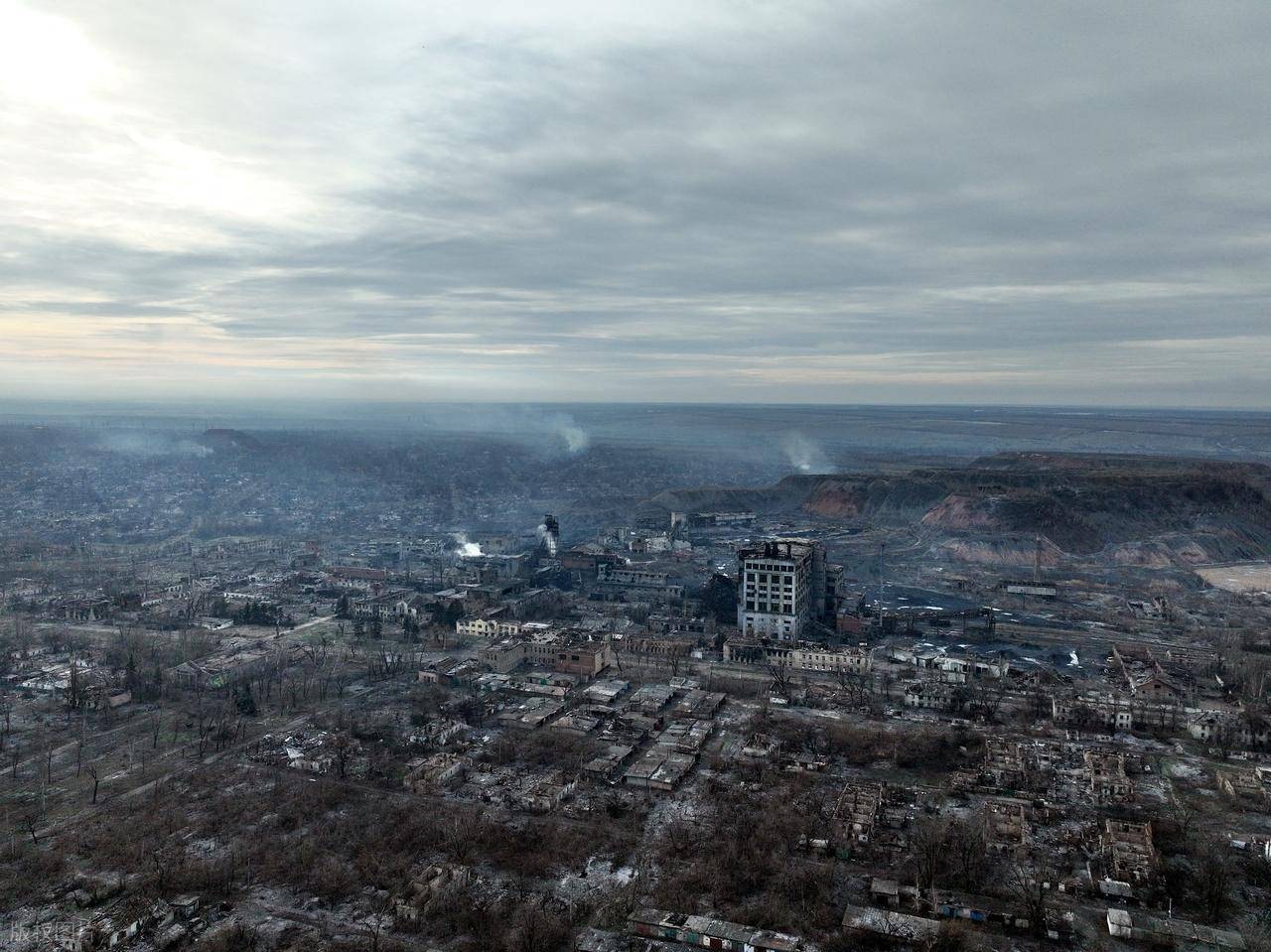 空袭再现！乌军156旅营区30次剧烈爆炸，无人机与导弹齐飞，1个旅被一举重创！