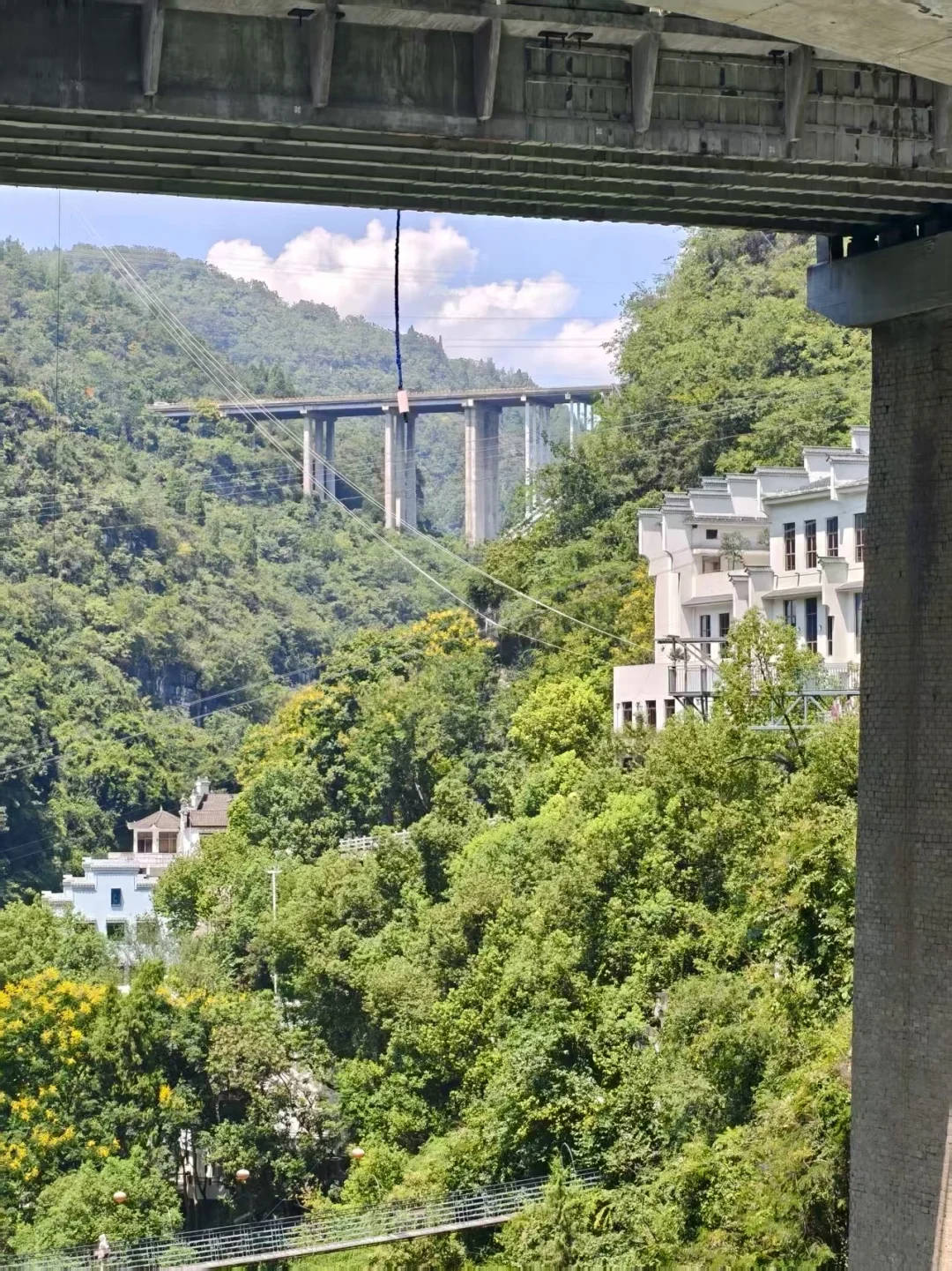 湖北宜昌一景区蹦极绳疑断开游客坠入水中，目击者称看到水里有血迹，当地：无生命危险