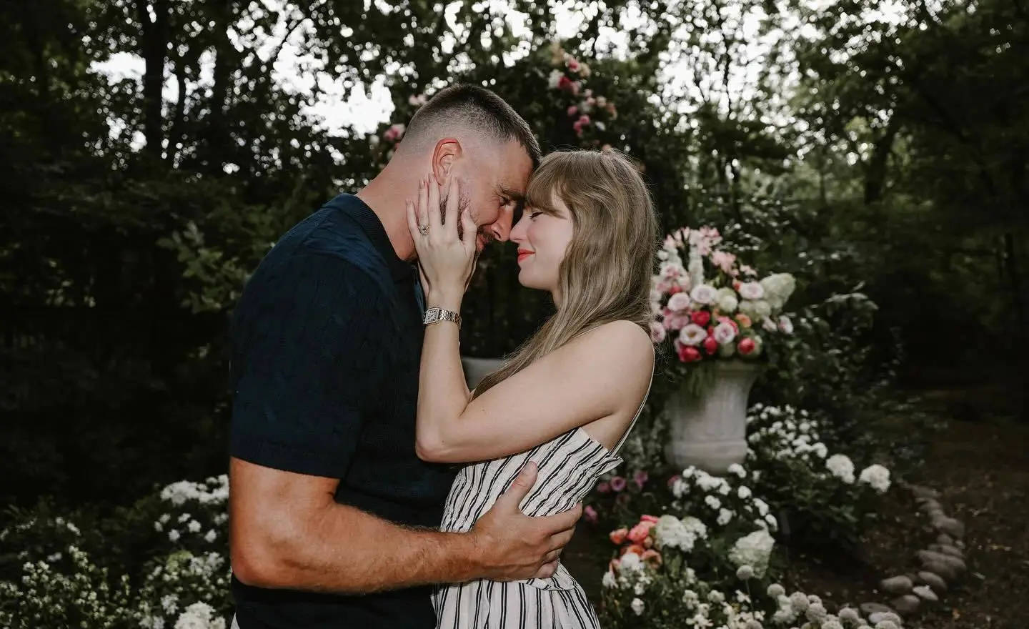 泰勒·斯威夫特官宣与男友订婚：你的英语老师和体育老师订婚