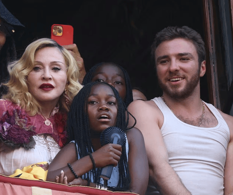 67岁生日麦当娜与鲜肉男友同吃Labubu蛋糕，造型致敬子弹胸罩