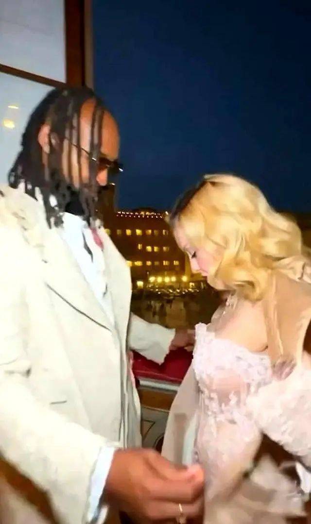 67岁生日麦当娜与鲜肉男友同吃Labubu蛋糕，造型致敬子弹胸罩