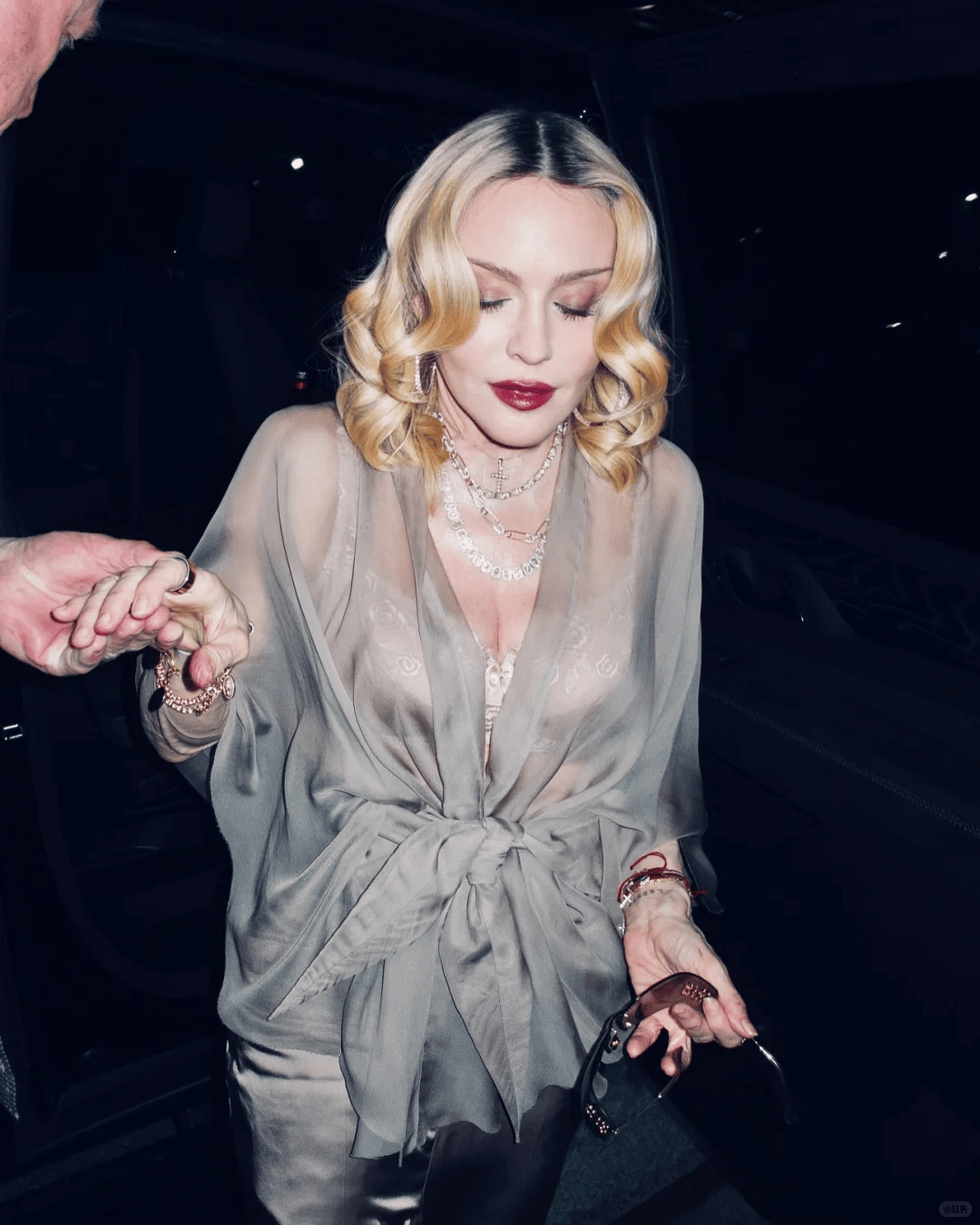 67岁生日麦当娜与鲜肉男友同吃Labubu蛋糕，造型致敬子弹胸罩