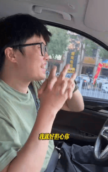 “女儿奴”爸爸接军训女儿电话泪崩，“第一次这样分开”，网友：终究是我们离不开孩子