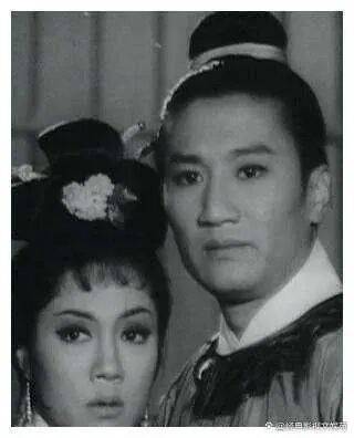 考古|89岁谢贤现身依旧时髦！与小49岁女友分手后开搞事业，疑已交代后事的他太潇洒