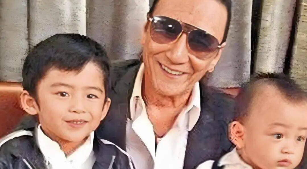 考古|89岁谢贤现身依旧时髦！与小49岁女友分手后开搞事业，疑已交代后事的他太潇洒