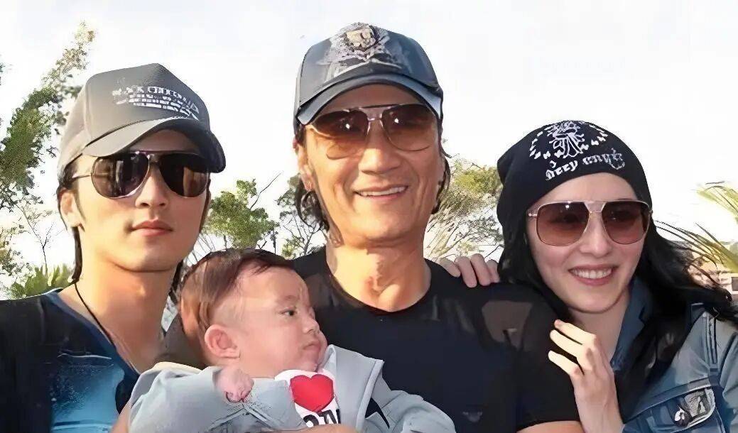 考古|89岁谢贤现身依旧时髦！与小49岁女友分手后开搞事业，疑已交代后事的他太潇洒