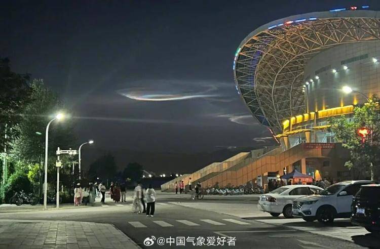 宁夏、甘肃、内蒙古多地夜空现“五彩祥云”,蔓延天际数小时,色彩炫丽科幻感拉满,天文博主:或与近期火箭发射有关