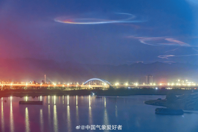 宁夏、甘肃、内蒙古多地夜空现“五彩祥云”,蔓延天际数小时,色彩炫丽科幻感拉满,天文博主:或与近期火箭发射有关