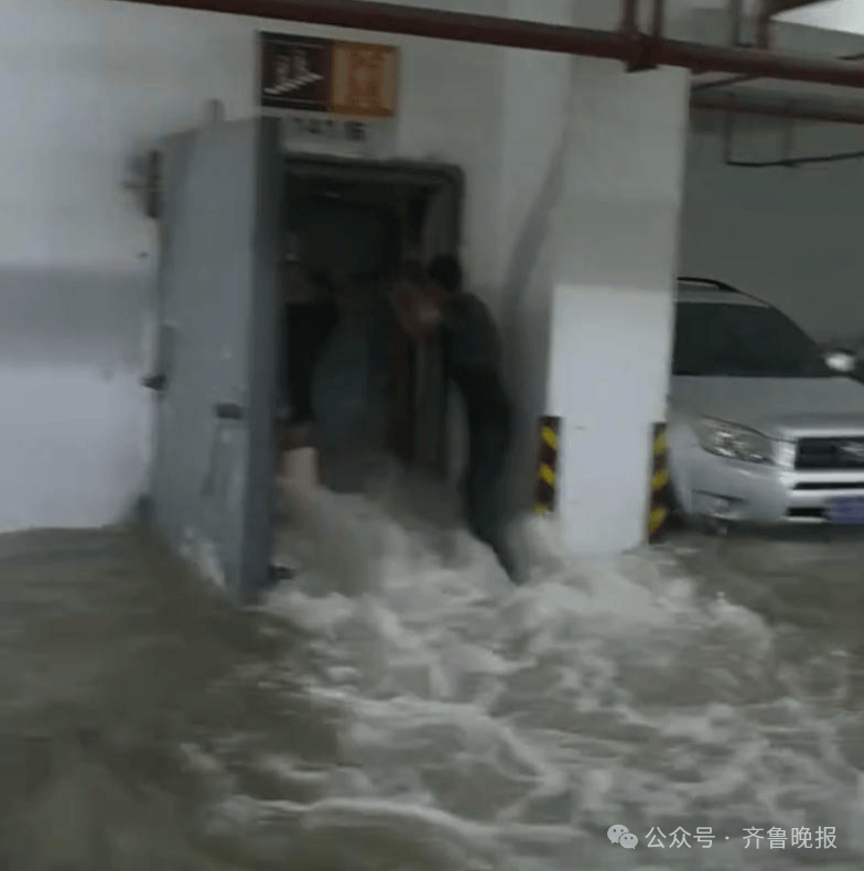 小区业主私自挖地下室，致河道挖穿地下车库被淹？官方回应