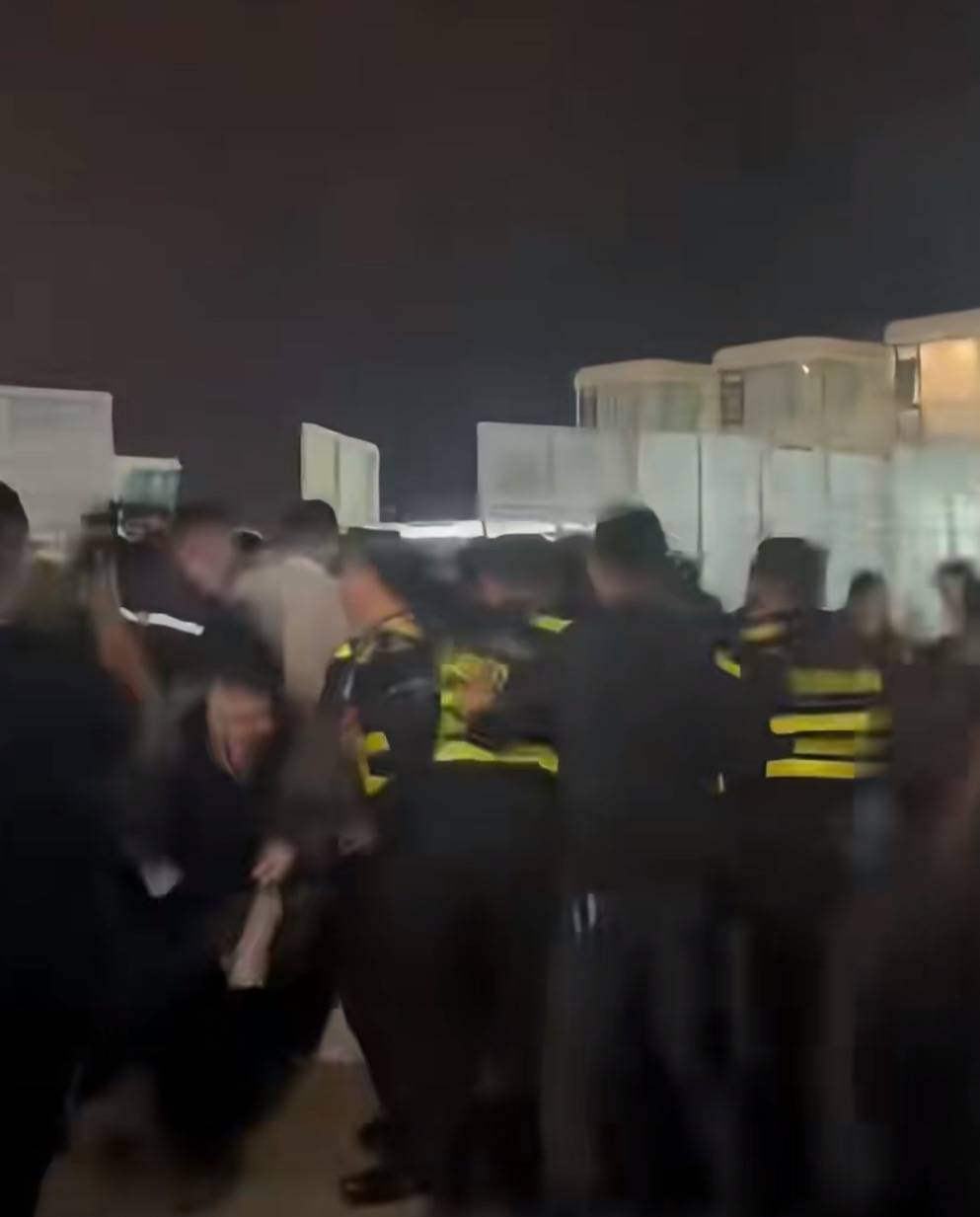 山东日照一音乐节众人强闯围栏冲进场内？网友称“逃票太狠”，当地文旅：多部门已关注