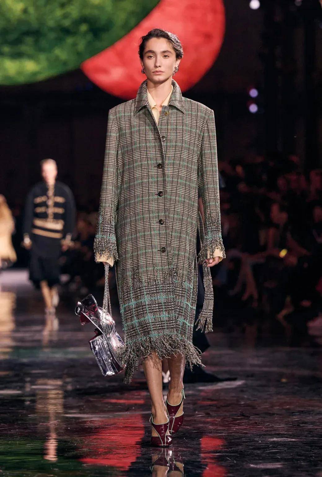 周迅、窦靖童、刘雯、井柏然同框围观香奈儿的新秘密