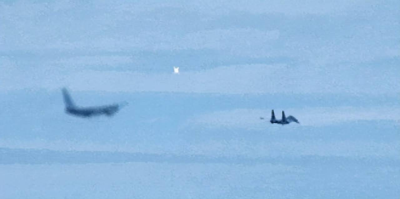 中澳军机再次交锋！解放军苏35发射诱饵弹，严正警告，澳军侦察机落荒而逃