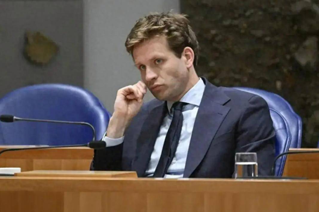 荷兰主动把电话打到北京，不认错也不归还中企管理权，中方寸步不让：必须拿出个交代