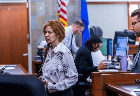 美国女子杀害男友后嫁给他的儿子,认罪后翻供