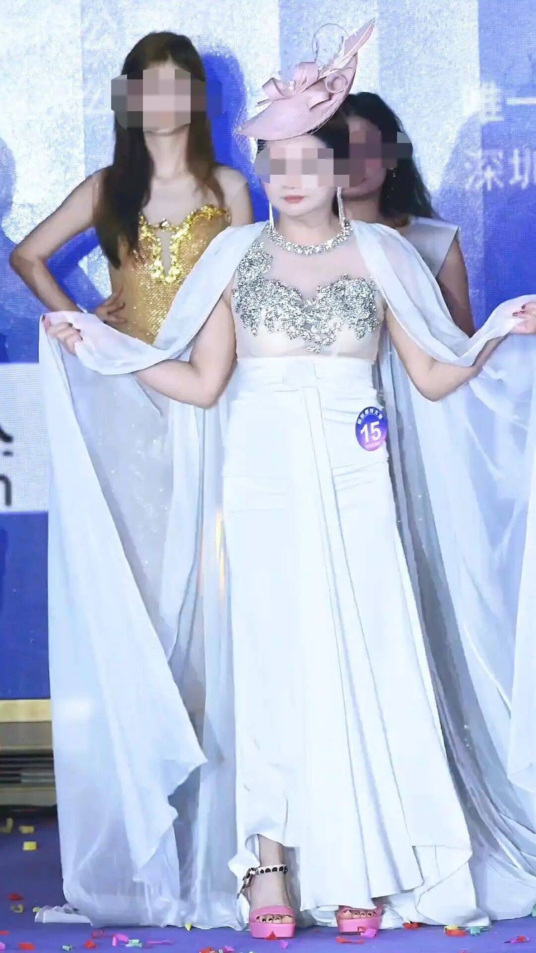 组委会回应“15号选手获模特冠军争议”：她是太太组冠军，工作人员颁错了证书奖杯